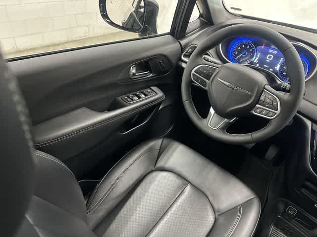 2026 Chrysler Pacifica Select Diamond Black Crystal Pearlcoat at Honda of Clear Lake