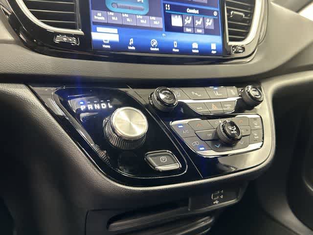 2026 Chrysler Pacifica Select Diamond Black Crystal Pearlcoat at Honda of Clear Lake