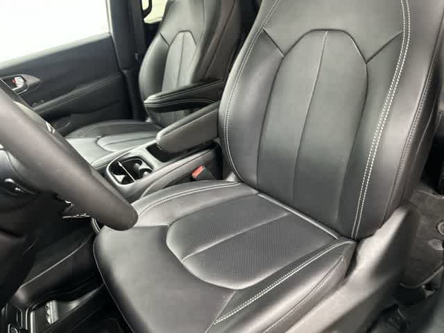 2026 Chrysler Pacifica Select Diamond Black Crystal Pearlcoat at Honda of Clear Lake