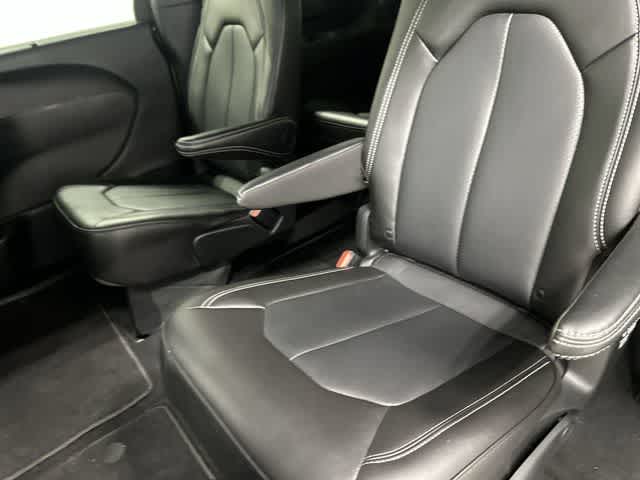 2026 Chrysler Pacifica Select Diamond Black Crystal Pearlcoat at Honda of Clear Lake