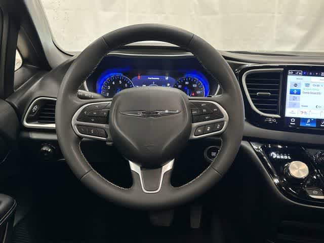 2025 Chrysler Pacifica Select Diamond Black Crystal Pearlcoat at Lexus Southwest Houston