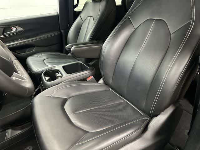 2025 Chrysler Pacifica Select Diamond Black Crystal Pearlcoat at Lexus Southwest Houston