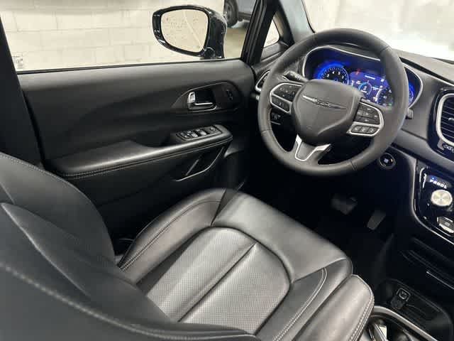 2025 Chrysler Pacifica Select Diamond Black Crystal Pearlcoat at Lexus Southwest Houston