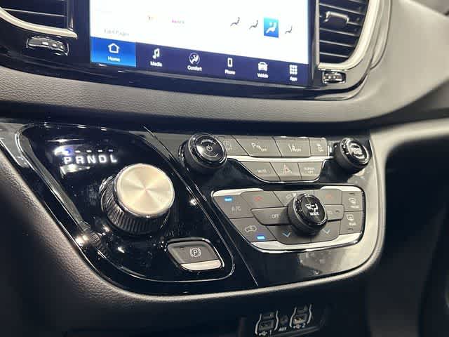 2025 Chrysler Pacifica Select Diamond Black Crystal Pearlcoat at Lexus Southwest Houston