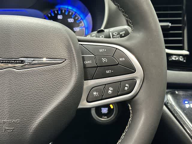 2025 Chrysler Pacifica Select Diamond Black Crystal Pearlcoat at Team Honda
