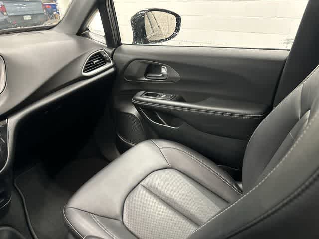2025 Chrysler Pacifica Select Diamond Black Crystal Pearlcoat at Team Honda
