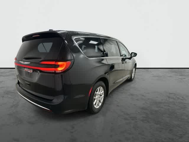 2025 Chrysler Pacifica Select Diamond Black Crystal Pearlcoat at Team Honda