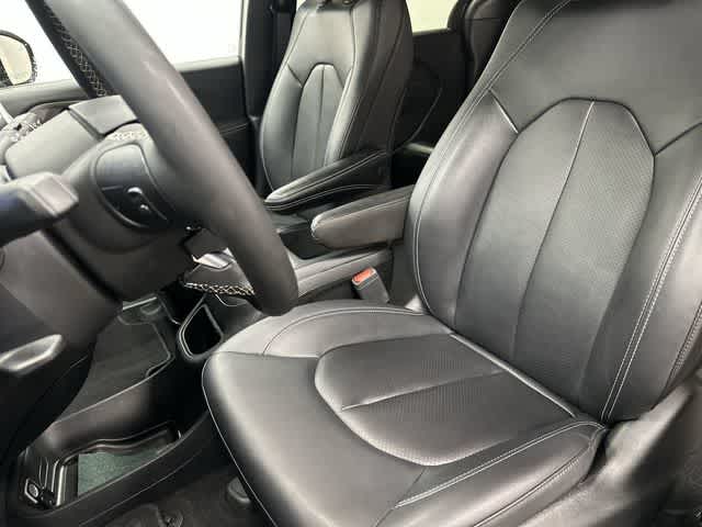 2025 Chrysler Pacifica Select Diamond Black Crystal Pearlcoat at Team Honda