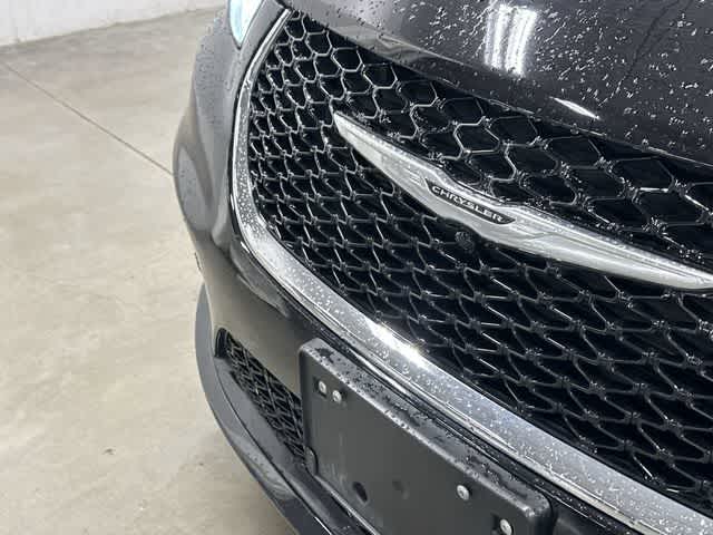 2025 Chrysler Pacifica Select Diamond Black Crystal Pearlcoat at Team Honda