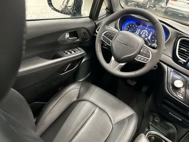 2025 Chrysler Pacifica Select Diamond Black Crystal Pearlcoat at Team Honda