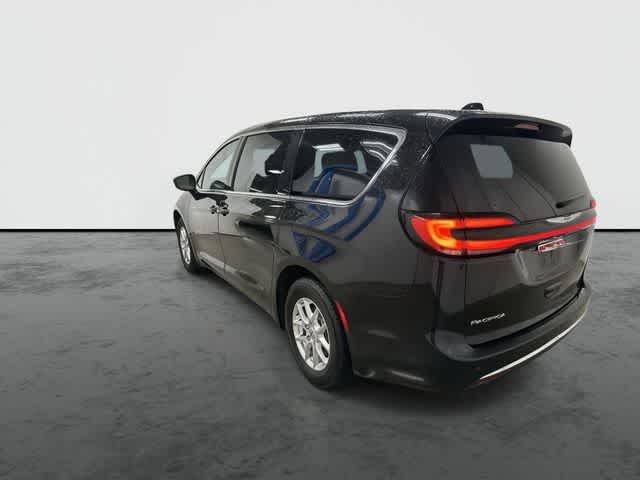 2025 Chrysler Pacifica Select Diamond Black Crystal Pearlcoat at Team Honda