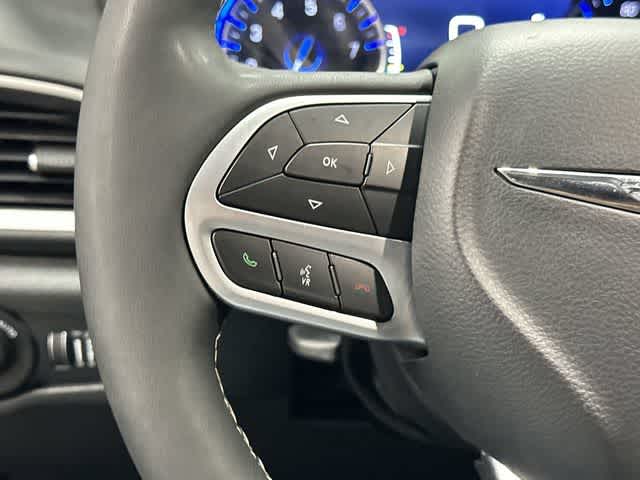 2025 Chrysler Pacifica Select Diamond Black Crystal Pearlcoat at Team Honda
