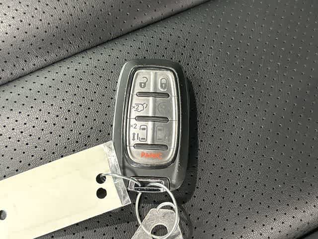 2025 Chrysler Pacifica Select Diamond Black Crystal Pearlcoat at Team Honda