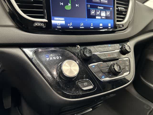 2025 Chrysler Pacifica Select Diamond Black Crystal Pearlcoat at Team Honda