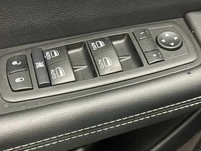 2025 Chrysler Pacifica Select Diamond Black Crystal Pearlcoat at Team Honda