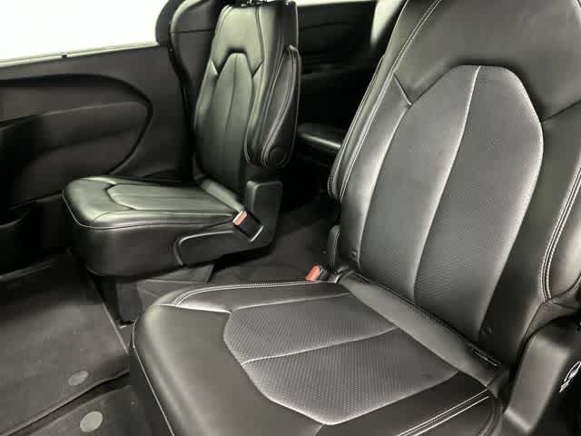 2025 Chrysler Pacifica Select Diamond Black Crystal Pearlcoat at Team Honda