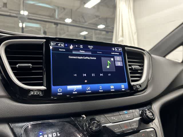 2025 Chrysler Pacifica Select Diamond Black Crystal Pearlcoat at Team Honda