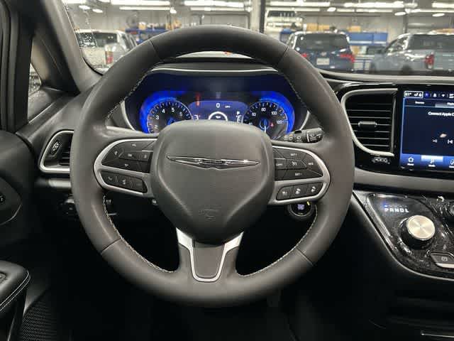 2025 Chrysler Pacifica Select Diamond Black Crystal Pearlcoat at Team Honda