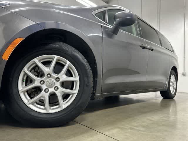 2020 Chrysler Voyager LXI Granite Crystal Metallic Clearcoat at HGreg Houston