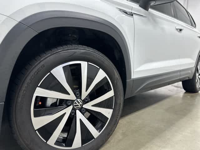 2023 Volkswagen Taos SE Pure White at HGreg Houston