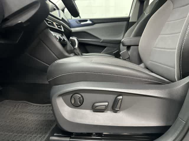 2023 Volkswagen Taos SE Pure White at HGreg Houston