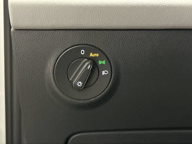 2023 Volkswagen Taos SE Pure White at HGreg Houston