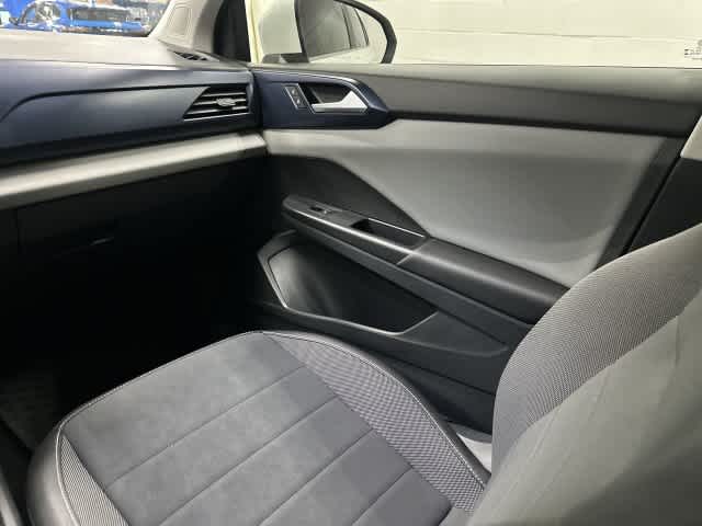 2023 Volkswagen Taos photo 13 of 32