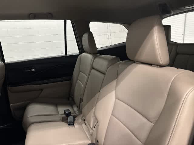 2016 Honda Pilot photo 14 of 32