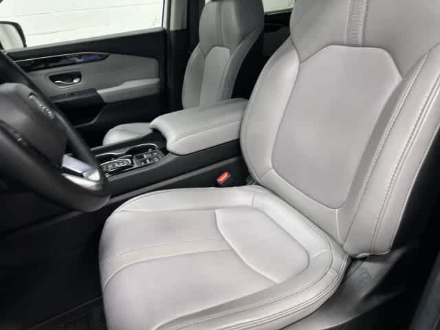 2025 Honda Pilot photo 10 of 32