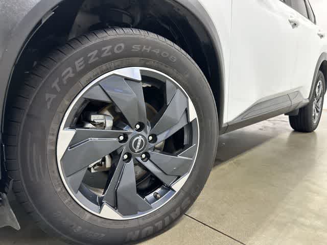 2024 Nissan Rogue SV Everest White Pearl at Sterling McCall Nissan