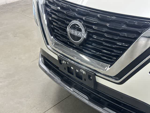 2023 Nissan Rogue SL Pearl White Tricoat at Davis Chevrolet