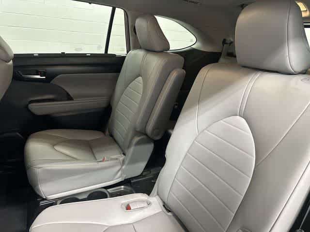 2023 Toyota Highlander XLE Ruby Flare Pearl at Group 1 Toyota Southwest