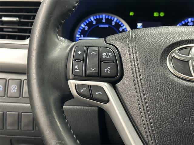 2018 Toyota Highlander LE Plus Blizzard Pearl at AutoNation Ford Gulf Fwy