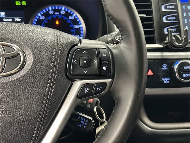 2018 Toyota Highlander LE Plus Blizzard Pearl at AutoNation Ford Gulf Fwy