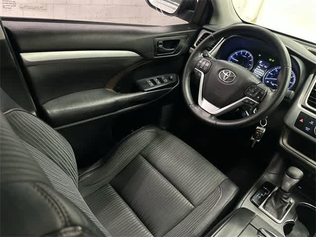 2018 Toyota Highlander LE Plus Blizzard Pearl at AutoNation Ford Gulf Fwy