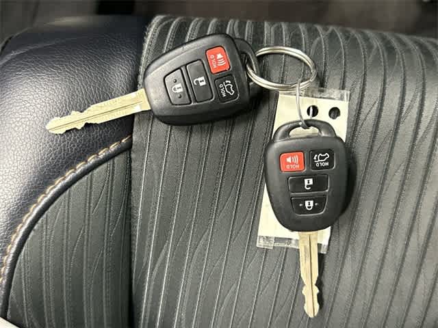 2018 Toyota Highlander LE Plus Blizzard Pearl at AutoNation Ford Gulf Fwy