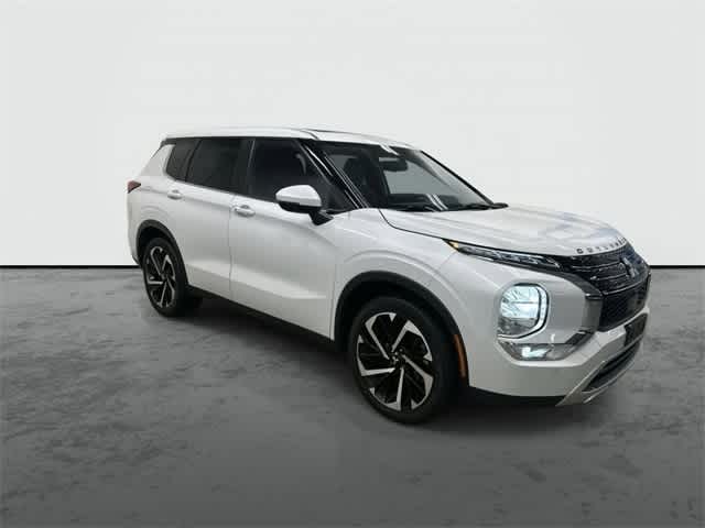 2023 Mitsubishi Outlander SE White Diamond at HGreg Houston