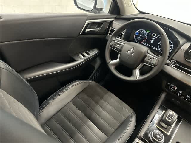 2023 Mitsubishi Outlander SE White Diamond at HGreg Houston