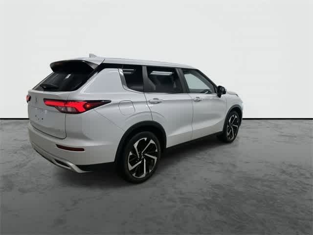 2023 Mitsubishi Outlander SE White Diamond at HGreg Houston