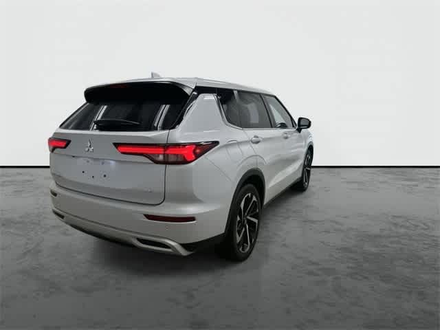 2023 Mitsubishi Outlander SE White Diamond at HGreg Houston