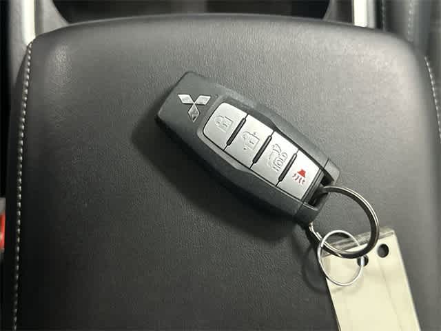 2023 Mitsubishi Outlander SE White Diamond at HGreg Houston