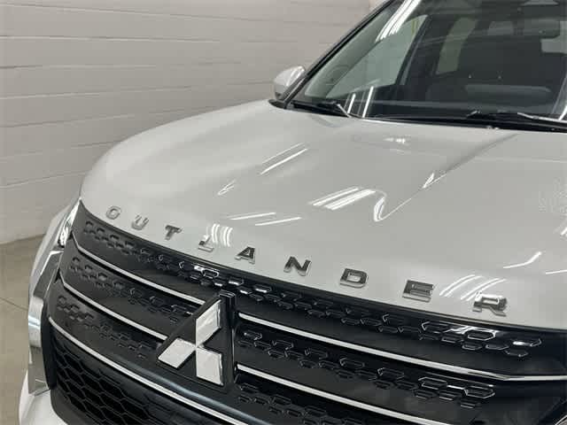 2023 Mitsubishi Outlander SE White Diamond at HGreg Houston