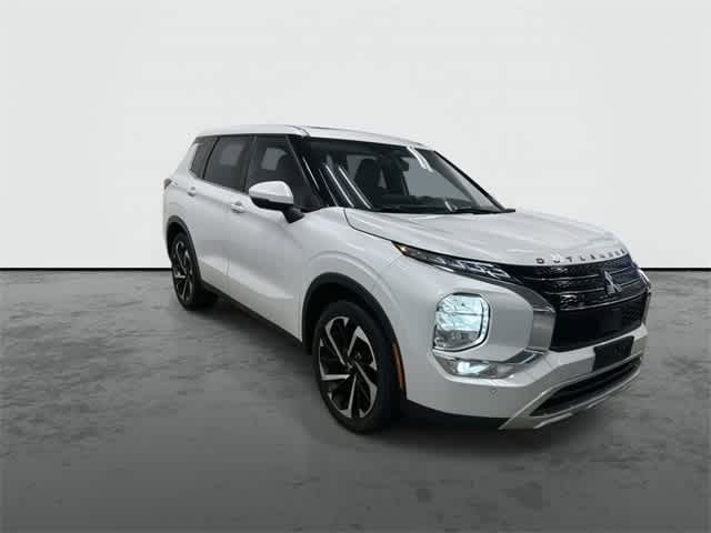 2023 Mitsubishi Outlander SE White Diamond at HGreg Houston