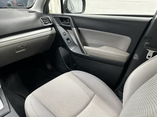 2017 Subaru Forester photo 13 of 32