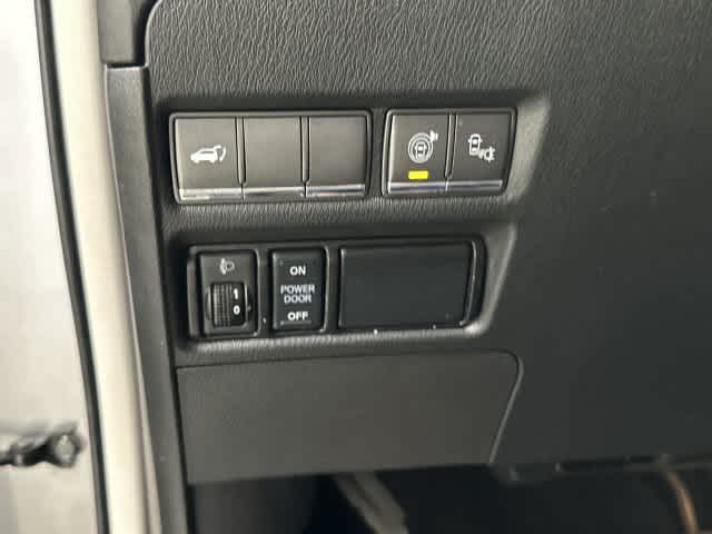 2017 INFINITI QX80 photo 19 of 33