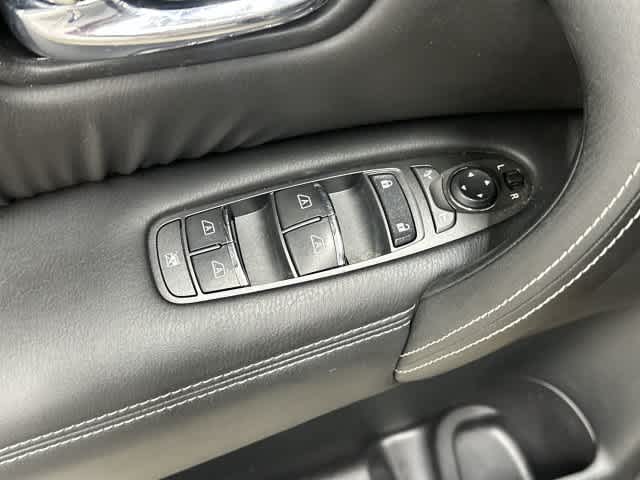 2017 INFINITI QX80 photo 20 of 33