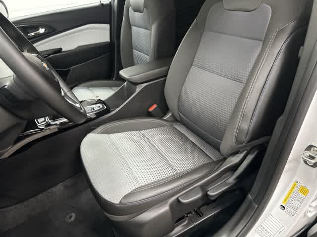 2025 Chevrolet Trax photo 10 of 32