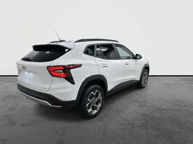 2025 Chevrolet Trax photo 3 of 32