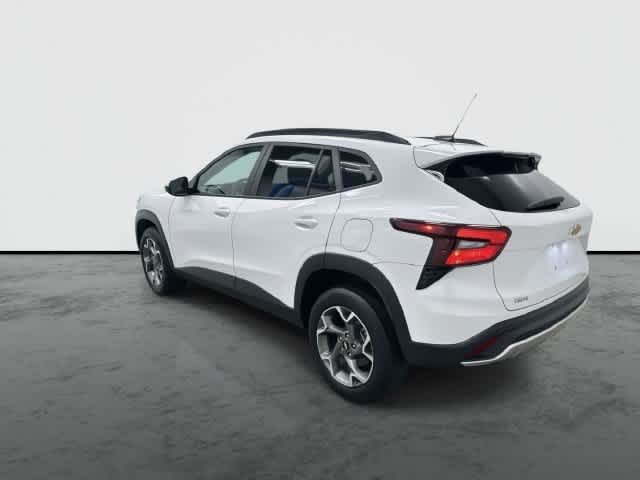 2025 Chevrolet Trax photo 2 of 32
