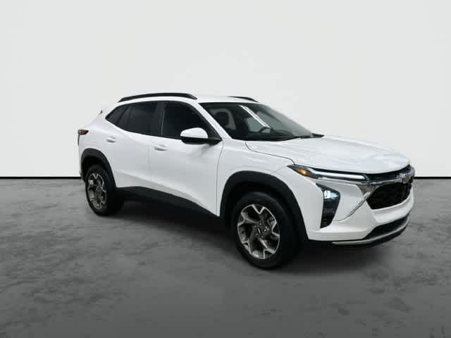 2025 Chevrolet Trax photo 5 of 32
